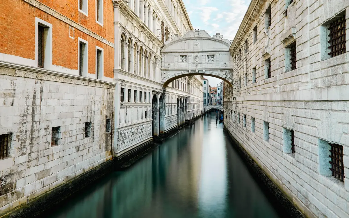 The Bridge of Sighs between the Doge&rsquo;s Palace and the prisons